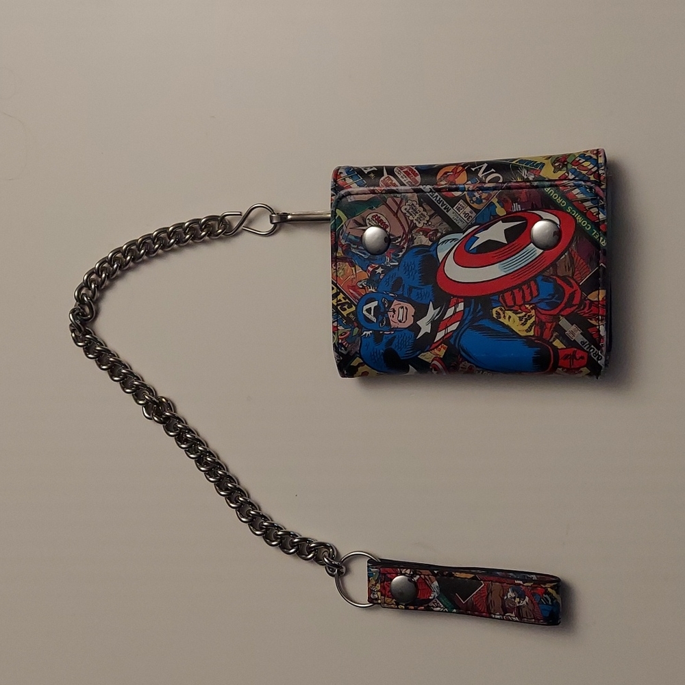 Marvel trifold snap wallet with belt loop and chain